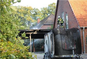 Die Feuerwehr bei den Nachlöscharbeiten in Granstedt.