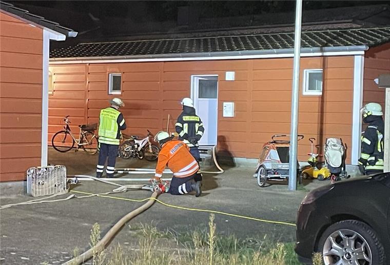 Brand in Flüchtlingsunterkunft in Sittensen: Fünf Personen leicht verletzt Die Feuerwehr beim Einsatz in der Flüchtlingsunterkunft.