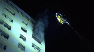 Die Feuerwehr beim Löschen des Brandes in einem Mehrfamilienhaus in Ronnenberg.