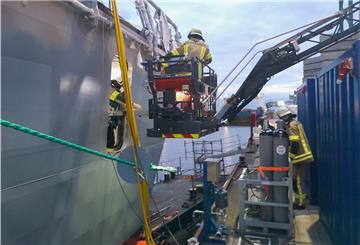 Die Feuerwehr beim Rettungseinsatz im Fischereihafen.