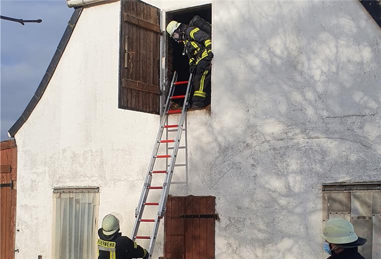Stotel: Feuer in Pferdestall Die Feuerwehr bekämpft den Brand auf dem Dachboden.