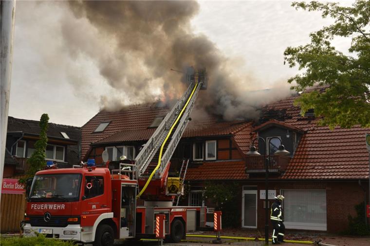 Sottrum: Feuerwehr löscht brennendes Wohn- und Geschäftshaus Die Feuerwehr bekämpfte den Brand im Ortskern von Sottrum.
