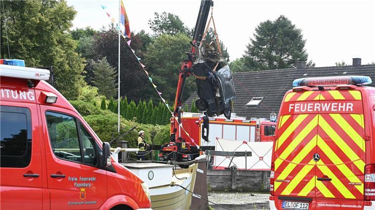 Die Feuerwehr birgt das Autowrack.