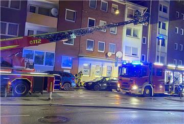 Feuerwehreinsatz in Bremerhaven-Geestemünde mit Drehleiter.