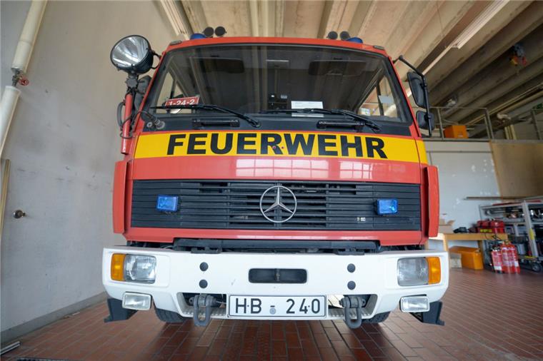 Drei Verletzte: Gartenlaube und Pavillon in Bremerhaven-Lehe niedergebrannt Die Feuerwehr Bremerhaven hat am Montag gut zu tun.