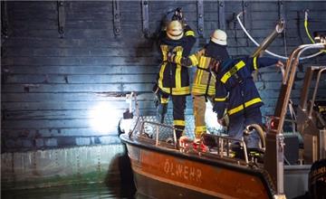 Die Feuerwehr Bremerhaven hat von außen sogenannte Fognails in die Bordwand gesc...