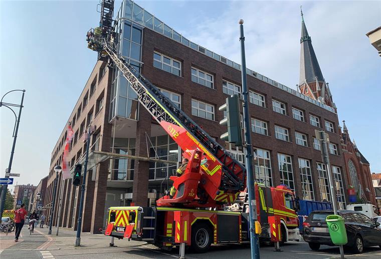 In zehn Metern Höhe gefangen: Feuerwehr rettet Fensterputzer Die Feuerwehr Bremerhaven hat zwei Fensterputzer aus einem Korb in zehn Metern Höhe gerettet.