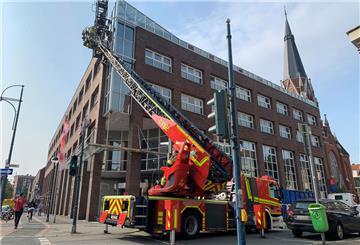 Die Feuerwehr Bremerhaven hat zwei Fensterputzer aus einem Korb in zehn Metern Höhe gerettet.