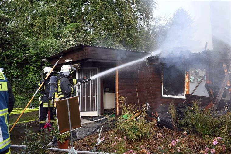 Die Feuerwehr Bremerhaven hatte am Mittwoch einiges zu tun damit, den Brand der Laube an Weg 15 am Twischkamp zu löschen.