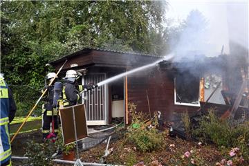 Die Feuerwehr Bremerhaven hatte am Mittwoch einiges zu tun damit, den Brand der Laube an Weg 15 am Twischkamp zu löschen.