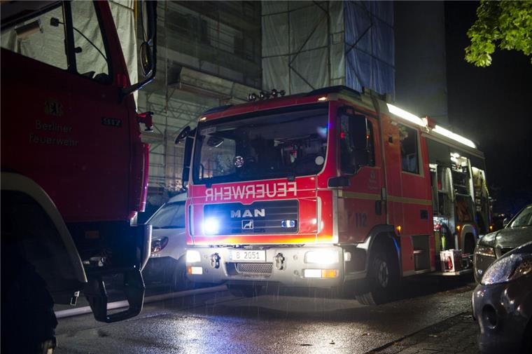 Feuerwehr rettet Bewohner über die Drehleiter Die Feuerwehr Bremerhaven ist in der Nacht zu Montag zu einem Einsatz in die "Alte Bürger" gerufen worden. Sie rettete drei Erwachse und ein Kleinkind mit Drehleiter aus dem Mehrfamilienhaus.