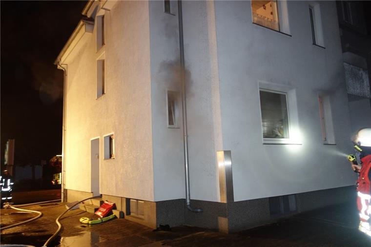 Feuer in Bremerhavener Mehrfamilienhaus: Essen brennt auf Herd an Die Feuerwehr Bremerhaven ist in der Nacht zu Sonntag zu einem Küchenbrand ausgerückt.