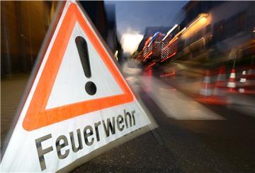 Achtungsschild mit der Aufschrift Feuerwehr.