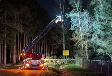 Die Feuerwehr-Drehleiter aus Zeven war bei der Beseitigung von Sturmschäden im Einsatz.