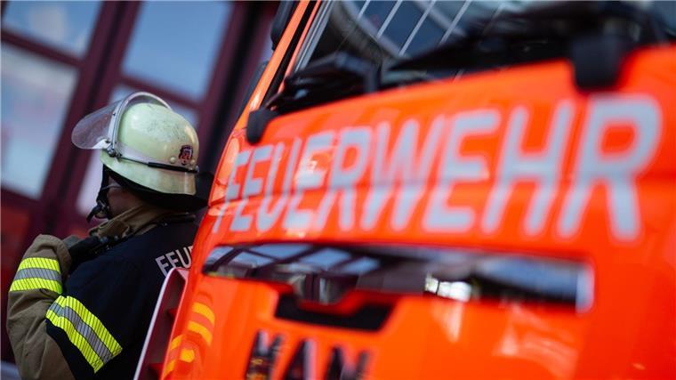 Die Feuerwehr evakuierte das Pflegeheim aufgrund des starken Rauchs. (Symbolbild)