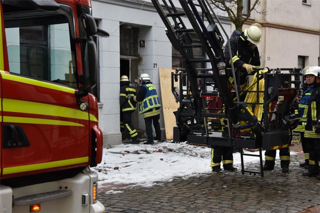 Die Feuerwehr geht noch einmal ins Gebäude.