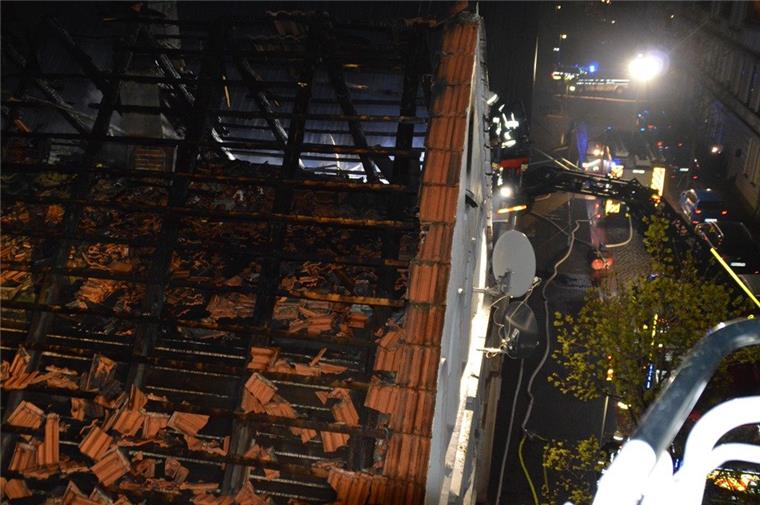 Die Feuerwehr hat das ausgebrannte Haus in Lehe aus der Luft fotografiert, hier wird der Schaden des Daches deutlich.