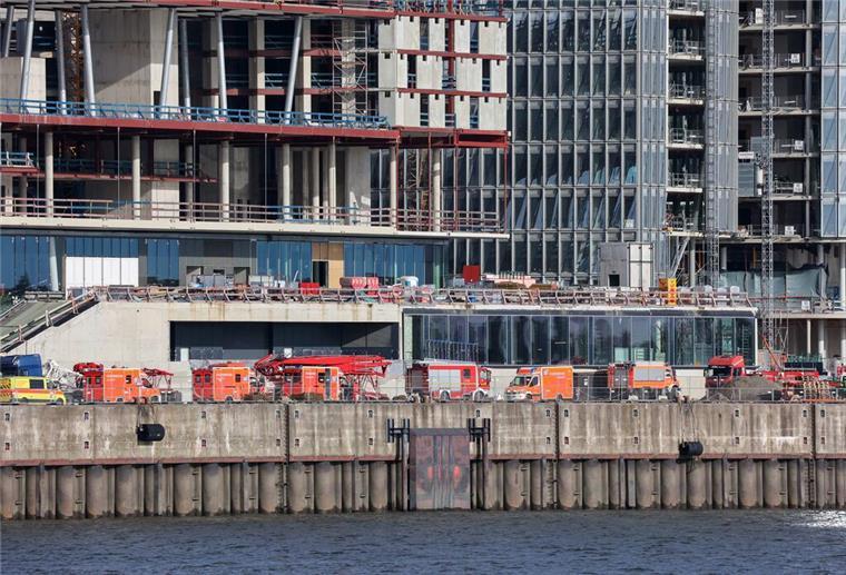 Vier Tote auf Hamburger Baustelle: Gerüst stürzt in Fahrstuhlschacht Die Feuerwehr hat die Zahl der Opfer nach oben korrigiert.