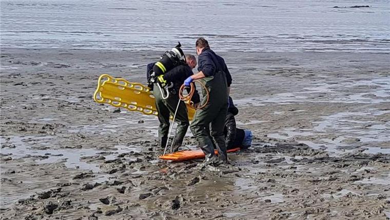 Die Feuerwehr hat eine Frau aus dem Watt vor Cuxhaven gerettet.