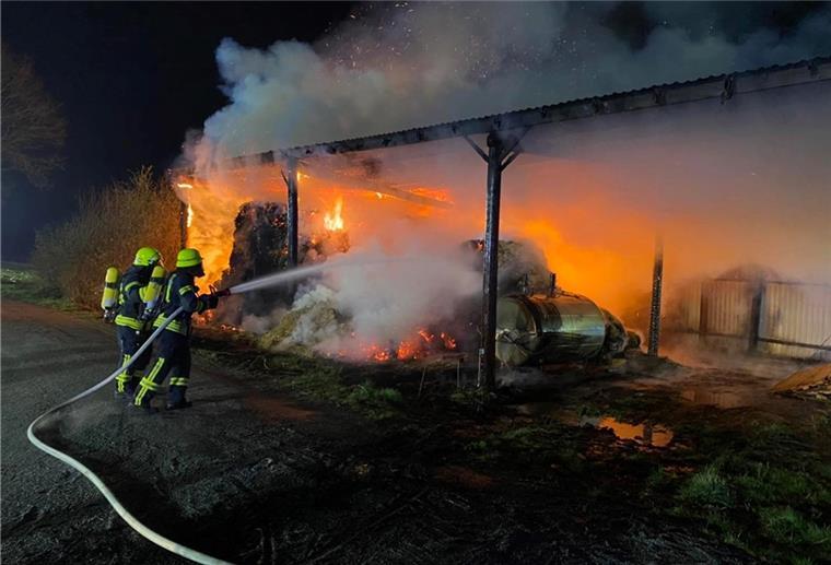 Feuer in Kirchwistedt: Scheune brennt komplett aus Die Feuerwehr hatte alle Hände voll zu tun mit dem Löschen des Brandes.