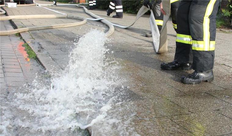 Die Feuerwehr hatte am frühen Sonntagmorgen in Cuxhaven alle Hände voll zu tun.