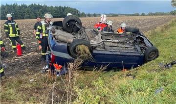 Die Feuerwehr Hesedorf traf kurz nach dem Unfall gemeinsam mit dem Rettungsdienst ein und verschaffte sich einen Überblick über die Lage. Ein Mann war in seinem Fahrzeug eingeschlossen und musste mit hydraulischem Rettungsgerät befreit werden. 
