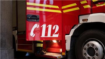 Die Feuerwehr holt ein Auto aus der Wümme. (Symbolbild)