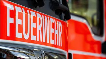 Die Feuerwehr in Bramsche löschte einen Brand in einer Fahrzeughalle. (Symbolbild)