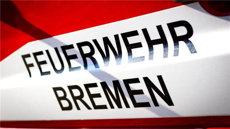 Feuer in Malz-Silo im Bremer Hafen Die Feuerwehr in Bremen löscht ein in Brand geratenes Silo im Hafen. (Symbolbild)