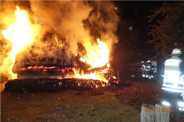Die Feuerwehr in Bremerhaven hat in der Nacht zu Sonntag versucht, die brennende Moorkate in Speckenbüttel zu retten. 