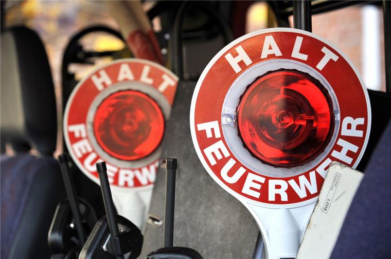 Die Feuerwehr in Bremerhaven ist am Sonntagabend zu zwei Einsätzen ausgerückt. 
