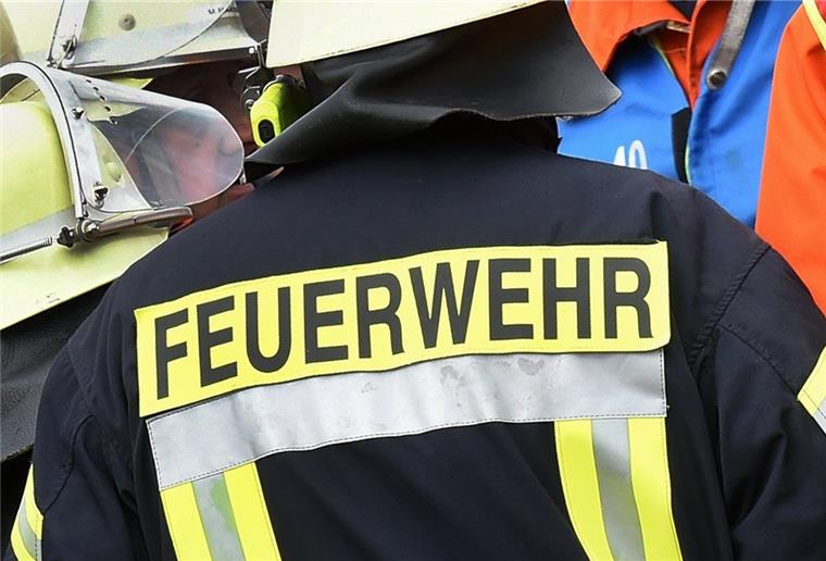 Brand in Dörverden: 300.000 Euro Schaden Der Schriftzug Feuerwehr steht während einer Rettungs-Übung an der Jacke eines Feuerwehrmannes.
