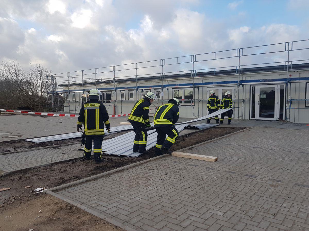 Die Feuerwehr in Loxstedt musste während des Sturms die Kita-Baustelle sichern.