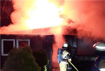 Die Feuerwehr ist am Donnerstag Abend zu einem Gartenlauben-Brand in Lehe ausgerückt.