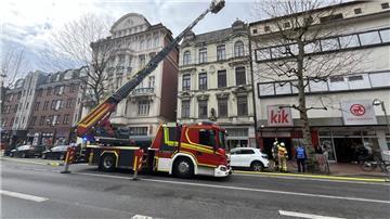 Ein Feuerwehrwagen steht auf er Straße.