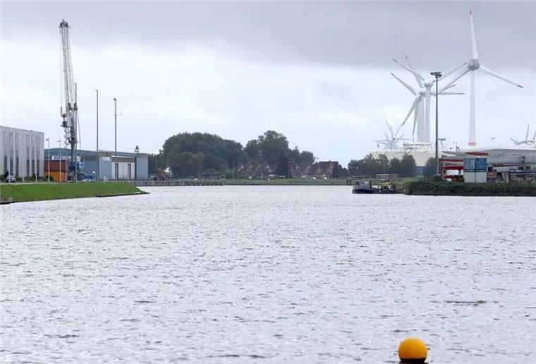 Schiff in Emden bricht durch und sinkt im Hafen Die Feuerwehr ist am Südkai im Einsatz. Dort ist ein Schiff untergangen.