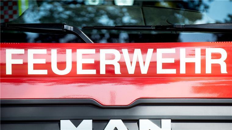 Feuerwehr versorgt 4500 Hühner mit Frischluft Die Feuerwehr ist angerückt, um Hühner in einem verunglückten Tiertransporter mit Frischluft zu versorgen. (Symbolfoto)