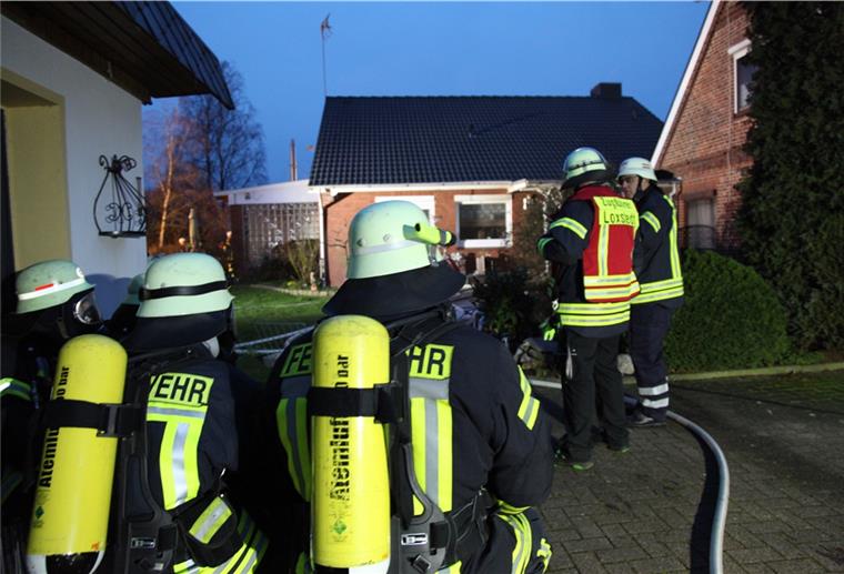 6000 Liter Öl im Keller: Feuer in Stinstedt Die Feuerwehr ist im Einsatz um einen Brand in Stinstedt zu löschen.