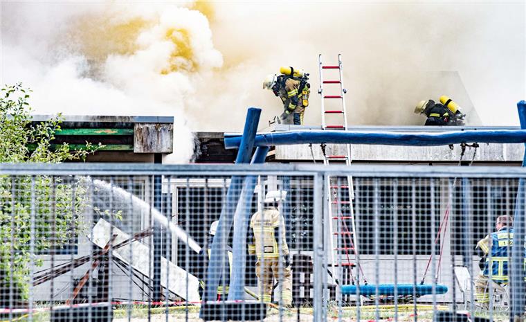 Die Feuerwehr kämpf gegen den Großbrand in Bremerhaven-Lehe. 