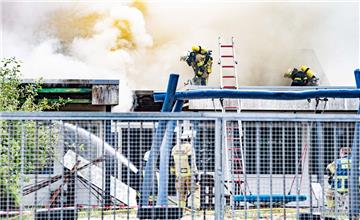 Die Feuerwehr kämpf gegen den Großbrand in Bremerhaven-Lehe. 