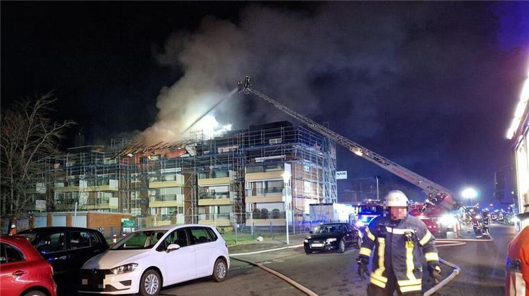 Verheerendes Feuer sorgt für Millionenschaden in Cuxhaven: Jetzt ist die Ursache klar Die Feuerwehr löscht ein Haus in Cuxhaven. Rauch steigt auf. Jetzt steht die Brandursache fest.