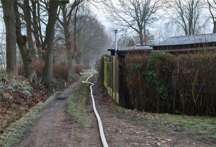 Gartenlaube in Reinkenheide brennt nieder Für die Brandbekämpfung musste eine 250 Meter lange Wasserversorgung aufgebaut werden