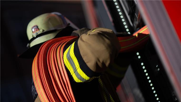 Die Feuerwehr konnte beim Einsatz in Braunschweig letztlich einen Küchenbrand verhindern. (Symbolbild)