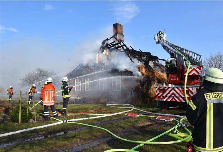 Reetdachhaus in Berne durch Flammen zerstört Die Feuerwehr konnte das Reetdachhaus nicht mehr retten.
