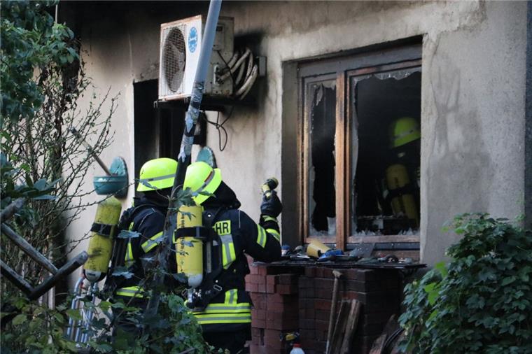 Ein Verletzter bei Wohnzimmerbrand in Bokel Die Feuerwehr konnte den Brand schnell unter Kontrolle bringen. Der Hausbewohner wurde verletzt ins Krankenhaus gebracht.
