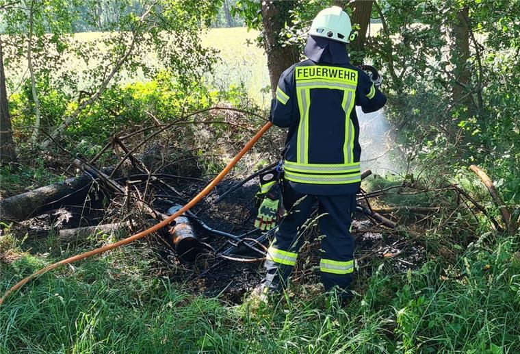 Hepstedt: Feuerwehr kann Waldbrand schnell löschen Die Feuerwehr konnte die brennende Fläche schnell ablöschen.