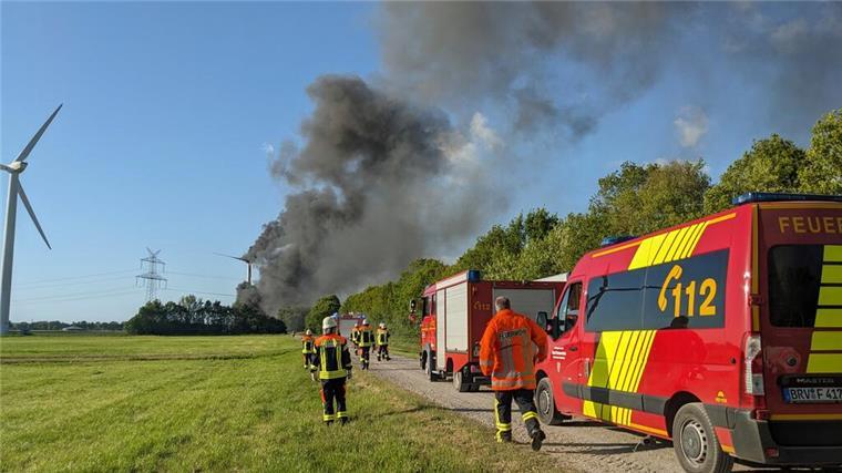 Windrad bei Bremervörde ausgebrannt – Löscharbeiten unmöglich Die Feuerwehr konnte nur die Trümmer am Boden löschen.