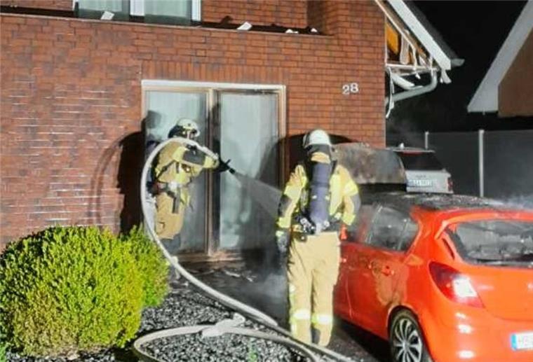 Schierholz: Auto in Flammen, Wohnhaus in Gefahr Löscharbeiten an einem Auto im Schierholz.