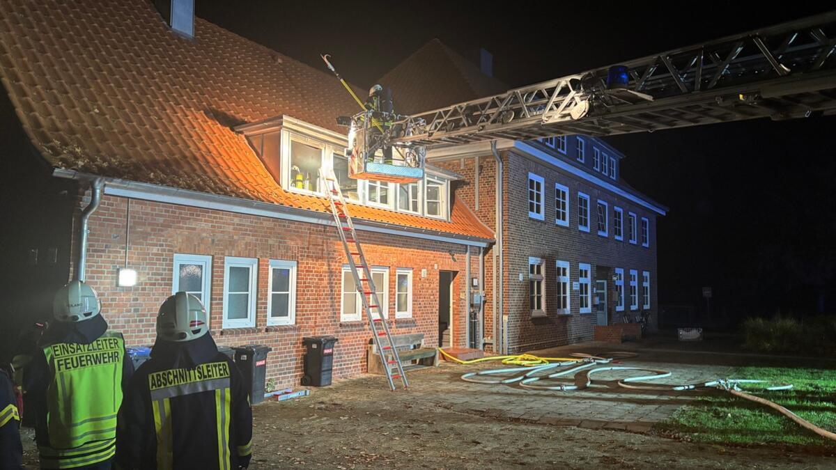 Heeslingen: Küchenbrand in Flüchtlingsunterkunft – Bewohner retten sich Die Feuerwehr kontrolliert aus der Drehleiter das Dach, um auszuschließen, dass sich das Feuer dorthin ausgebreitet hat.