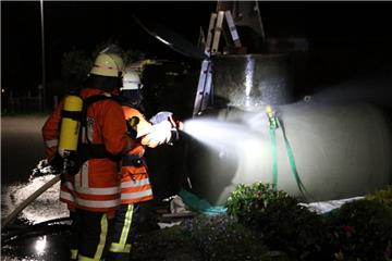 Die Feuerwehr kümmert sich in Wehdel um den leckgeschlagenen Gastank.